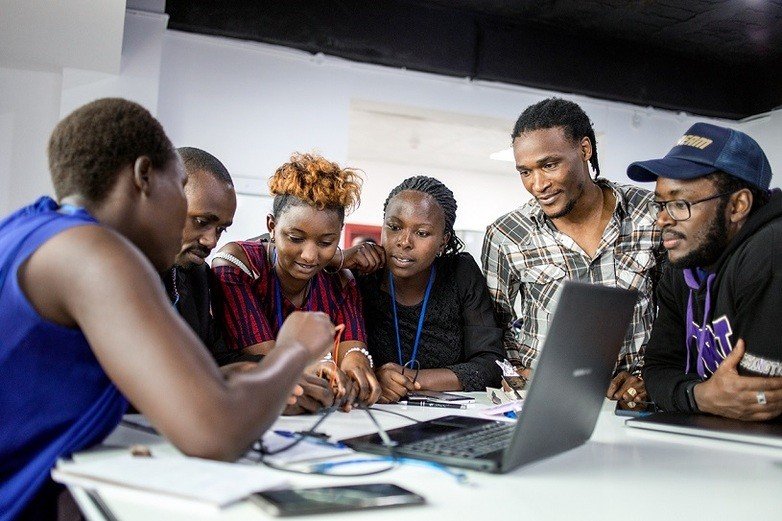 Startups Africanos Aceleram Soluções Locais Enquanto Lacunas de Infraestrutura Persistem no Continente