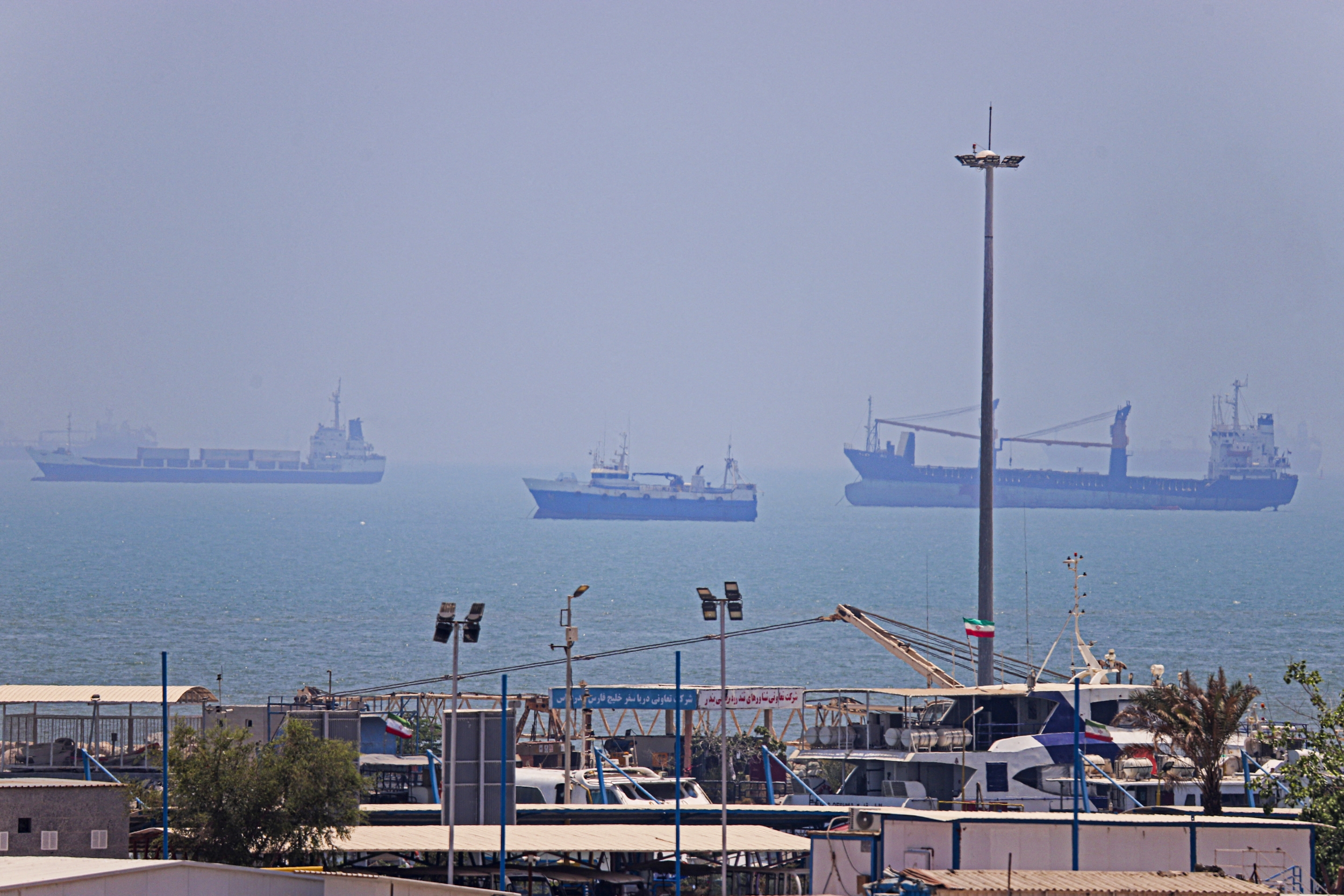 Evacuação de 11 Mil Marinheiros Marca Primeiro Sinal Concreto de Normalização no Médio Oriente, mas Tensões Entre Irão e Estados Unidos Persistem