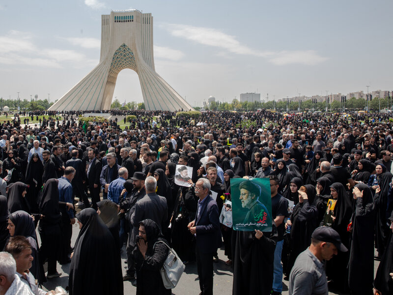 Funeral de Khamenei Mobiliza Teerão Após Guerra e Aumenta Tensão Política no Irão