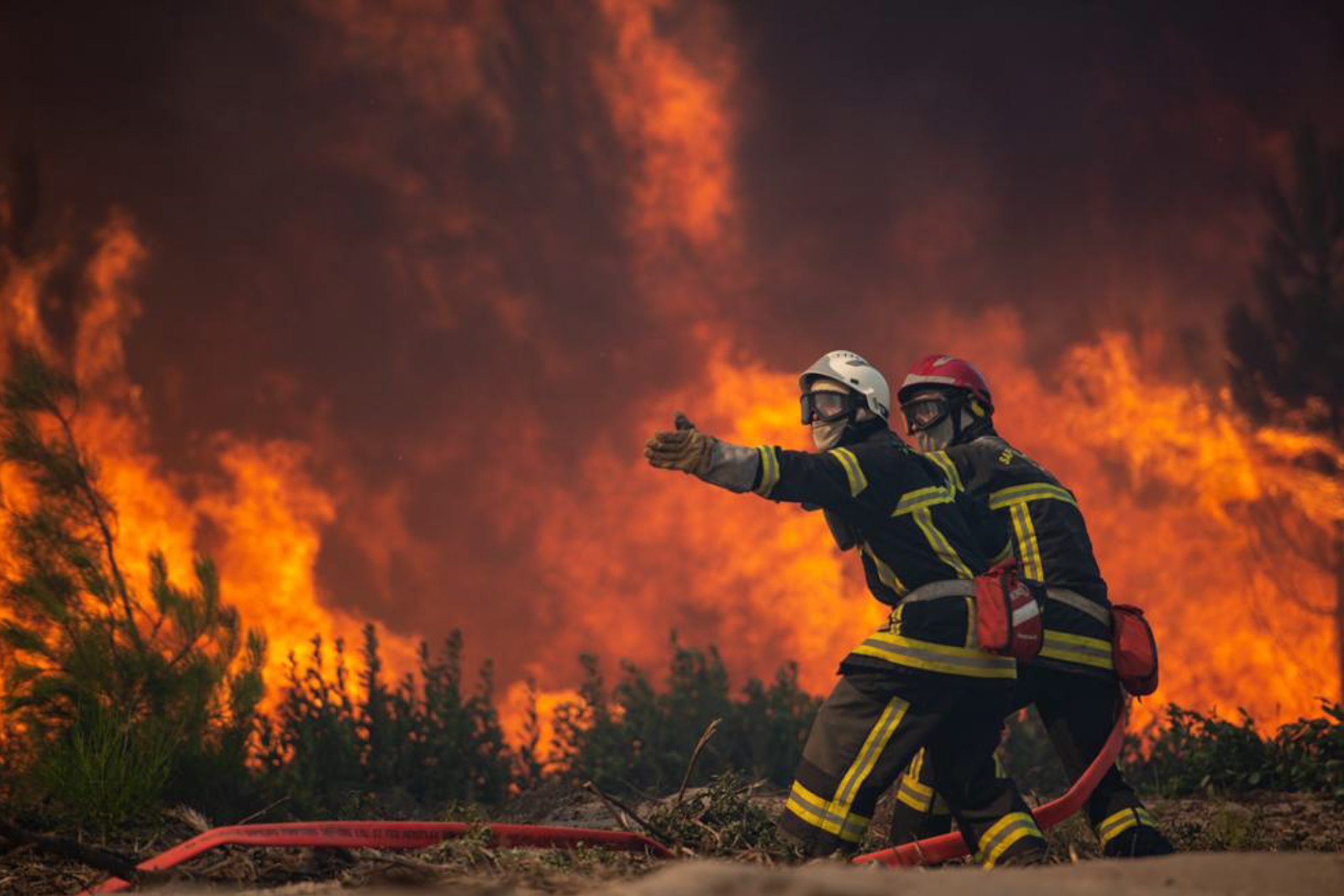 Landiras (France), 18/07/2022.- A handout photo made available by the Gironde Fire and Rescue Departmental Service 33 (SDIS 33) shows firefighters battling a forest fire in Landiras, France, 18 July 2022 (issued 19 July 2022). The Gironde area of France is in the grip of two wildfires. (Incendio, Francia) EFE/EPA/SDIS 33 HANDOUT HANDOUT EDITORIAL USE ONLY/NO SALES