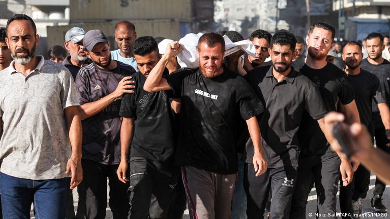 Ataque israelita durante funeral em Gaza agrava crise humanitária e aumenta tensão no enclave palestiniano