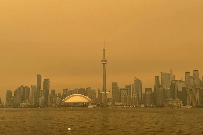 Fumo dos incêndios no Canadá coloca Toronto entre as cidades com pior qualidade do ar do mundo