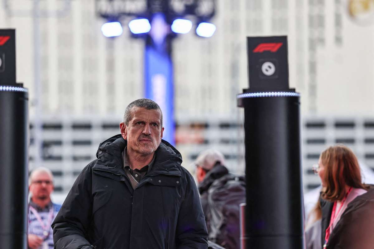 Paddock pressiona Ferrari a assumir posição sobre Lewis Hamilton; Guenther Steiner alerta para riscos de ordens de equipa