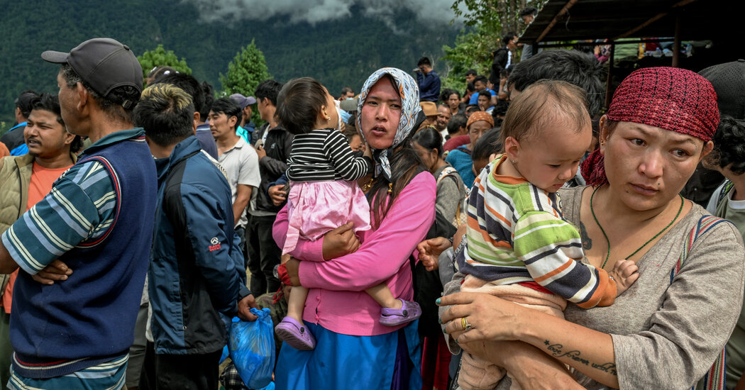 Socorro prossegue após cheias catastróficas na fronteira entre Nepal e China