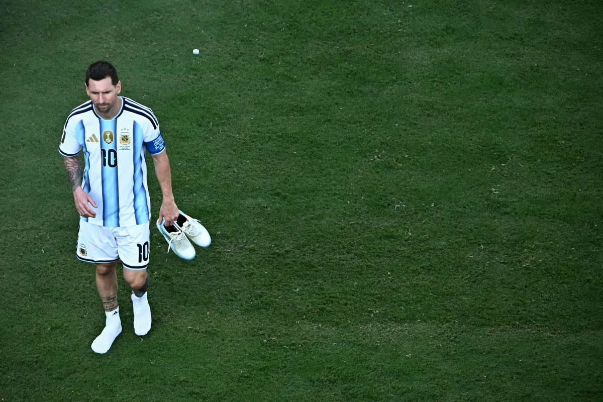 Messi anuncia fim de ciclo na seleção após final da Copa América Centenario