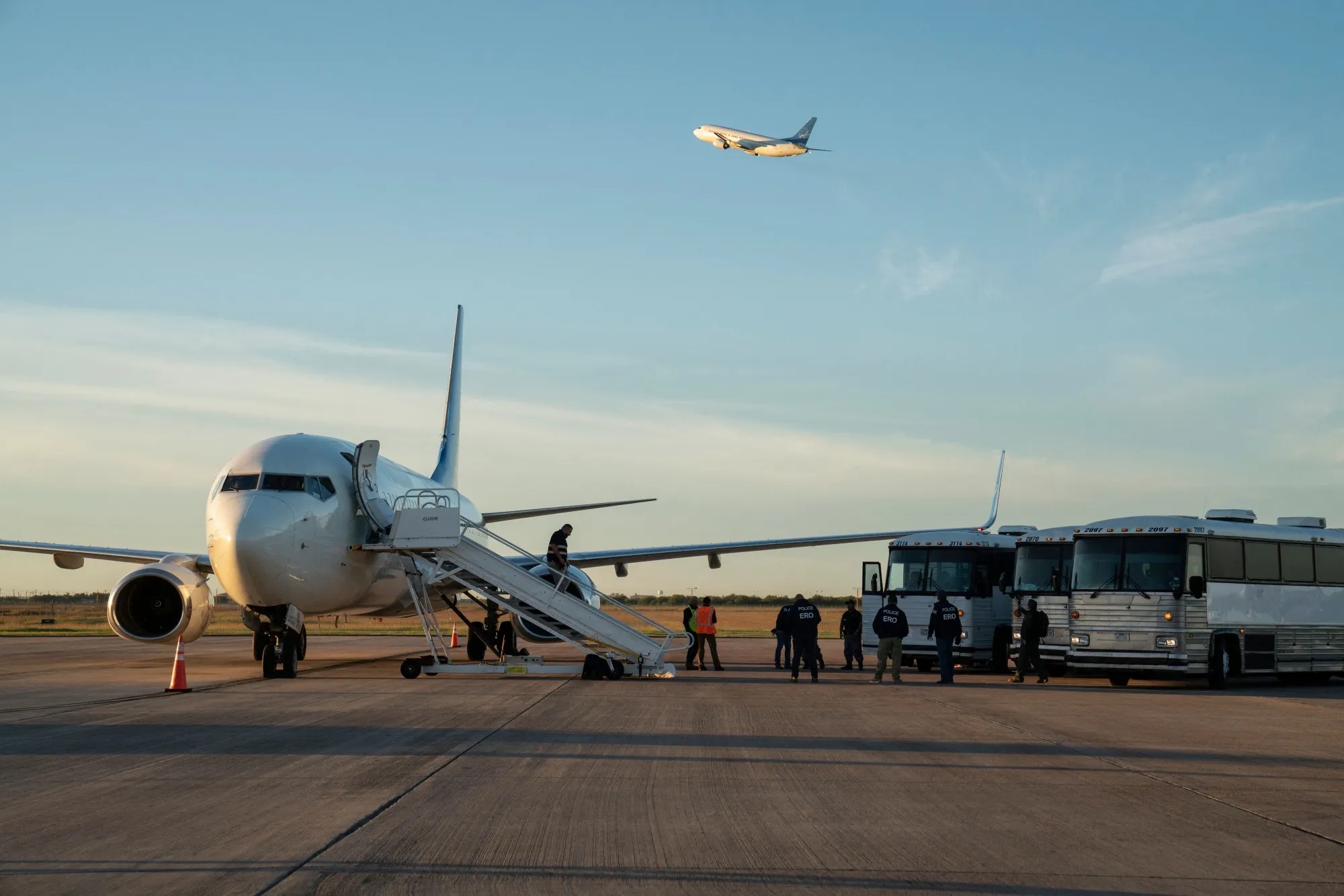 Chegada dos primeiros deportados dos EUA à Libéria acende polémica sobre silêncio do Governo
