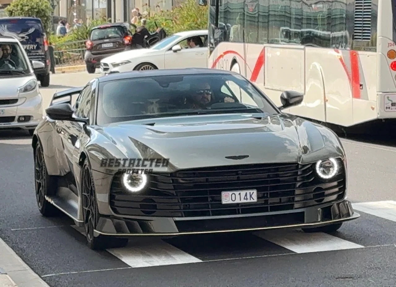 Fernando Alonso circula por Mónaco num Aston Martin Valiant ultra‑raro