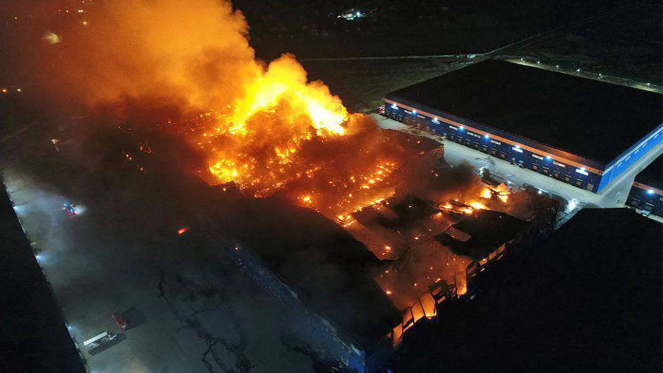 Ataque de drones perto de Moscovo provoca incêndio em armazém e faz pelo menos seis mortos, diz Moscovo
