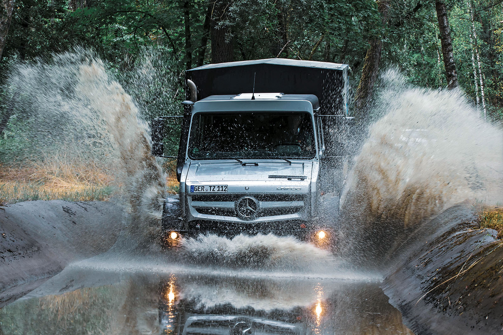 Unimog da Mercedes‑Benz — força e versatilidade para onde as estradas chegam ao fim