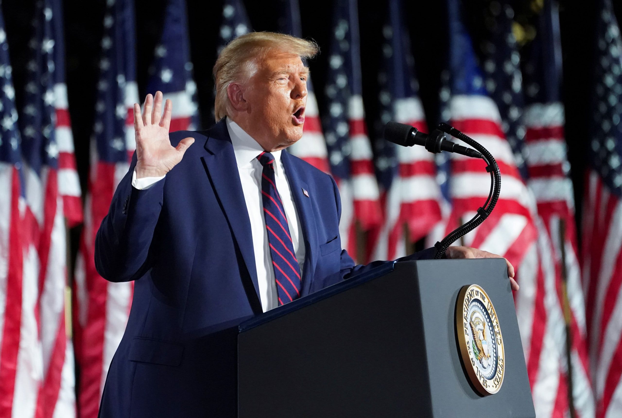 Trump reacende retórica confrontacional ao pedir que iranianos “se levantem” em meio a seis meses de conflito
