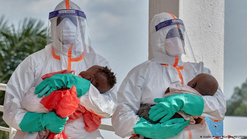 Crianças em segundo plano: por que os menores chegam tarde aos cuidados em surtos de Ébola