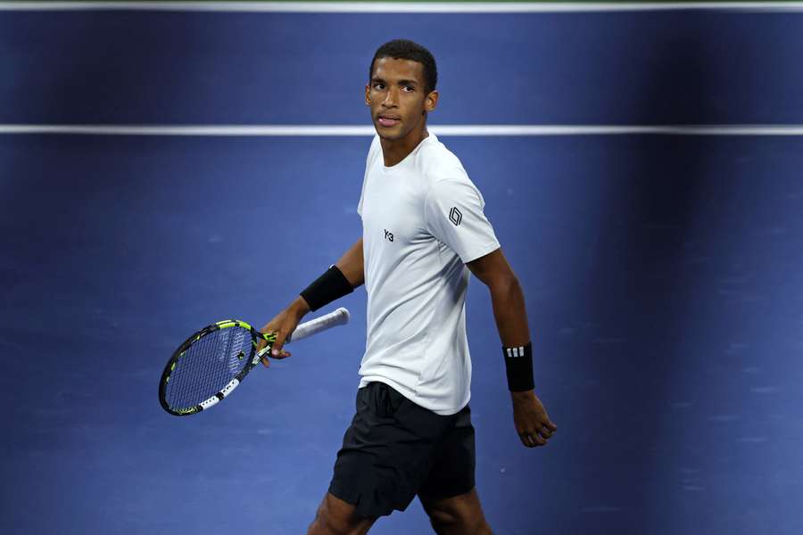 Swiatek avança com facilidade; Osaka e Auger-Aliassime mantêm o foco na segunda ronda do US Open