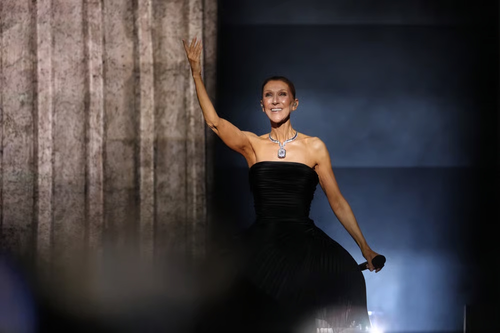 Céline Dion regressa a Paris num concerto descrito pela crítica como um “retorno de alto risco”