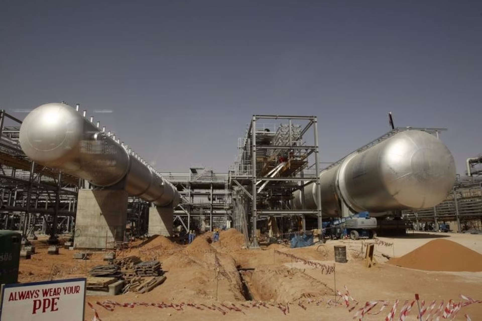 Crise no sector petrolífero saudita ameaça subir preços de energia em todo o mundo