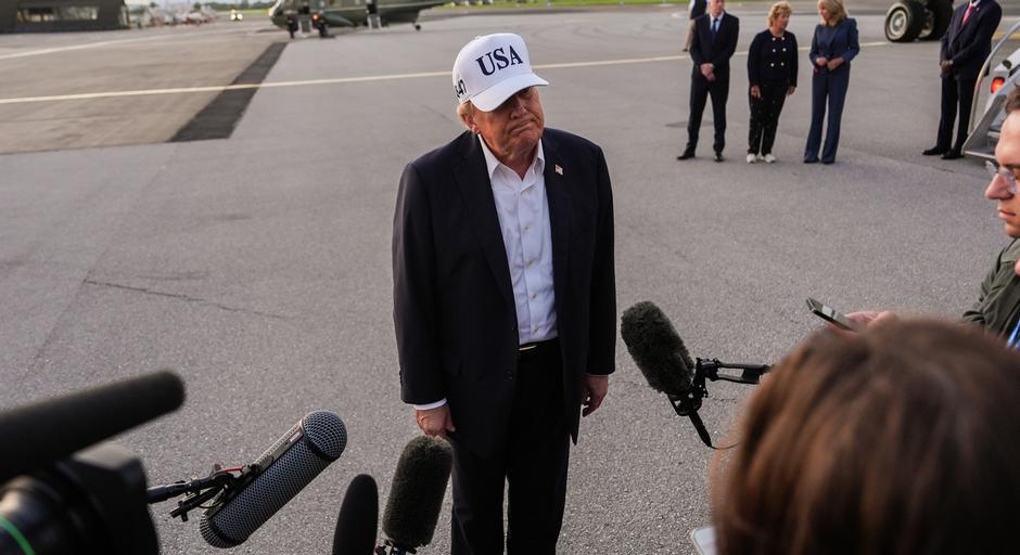 Trump rejeita alertas sobre os riscos da inteligência artificial e chama esforços de “conspiração”