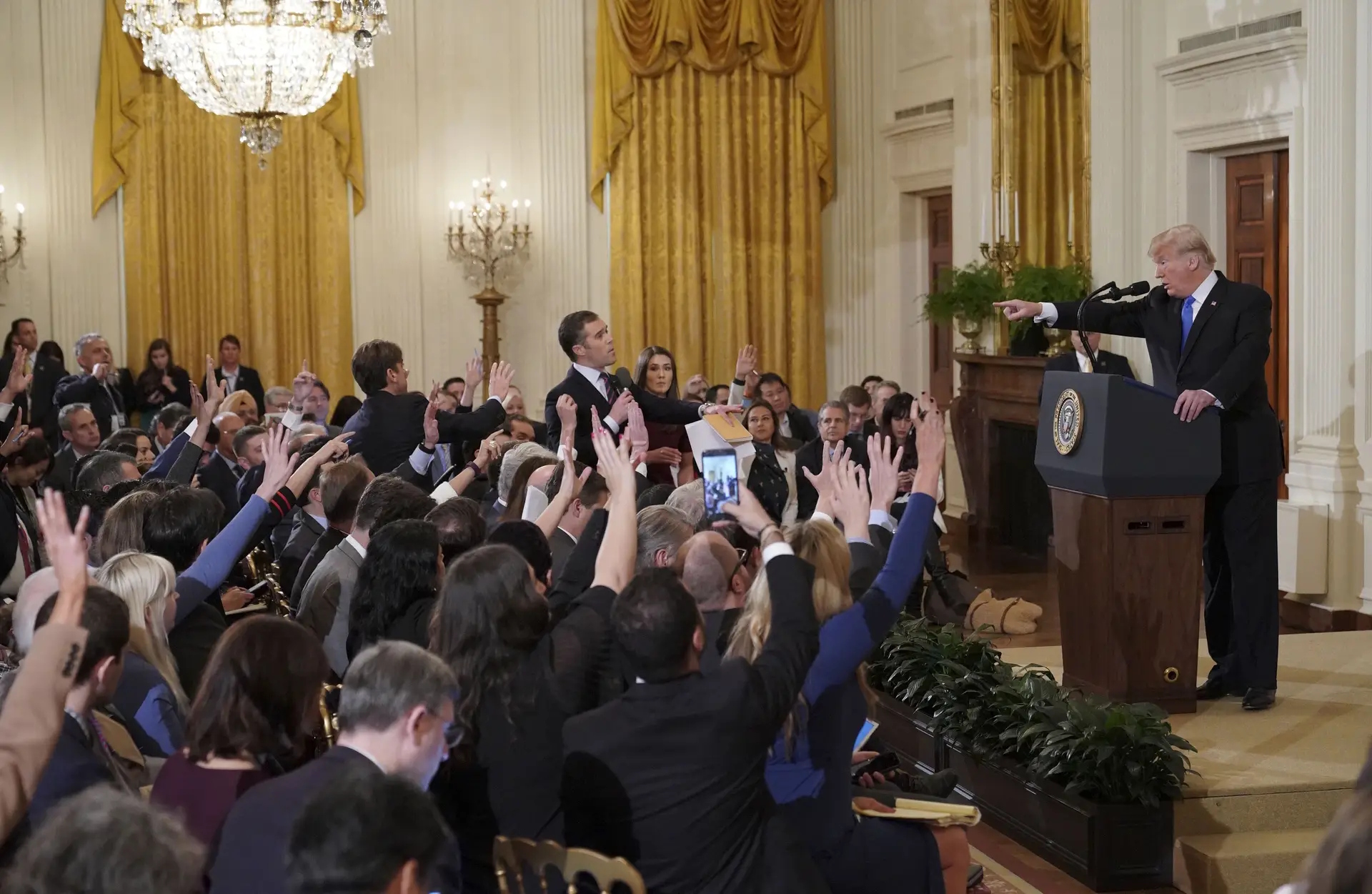 Trump proíbe CNN, MSNBC e Politico de aceder à Casa Branca, em novo confronto com a imprensa